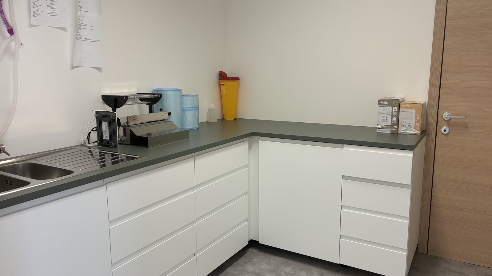 Sterile preparation room: packaging and sterilisation of surgical instruments